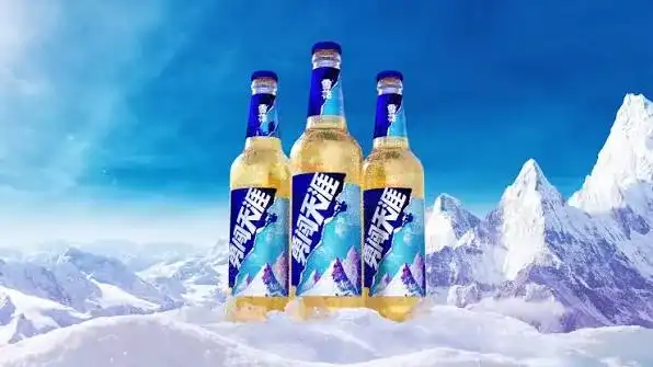 Três garrafas de Snow Beer Brave the World na neve, com montanhas ao fundo