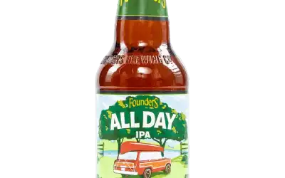Garrafa Founders All Day IPA com rótulo do carro e canoa