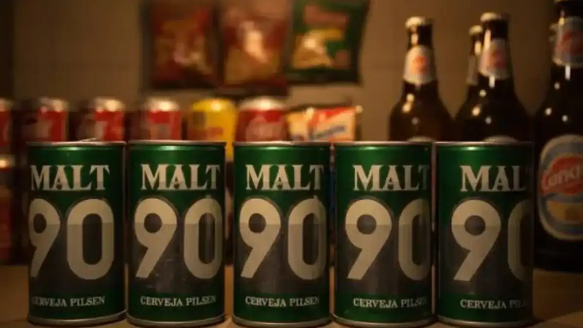 Cinco latas verdes de Malt 90 Cerveja Pilsen enfileiradas em prateleira