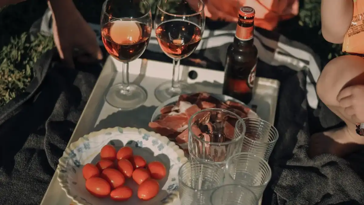 Copo de cerveja lager clara com espuma branca sobre fundo neutro