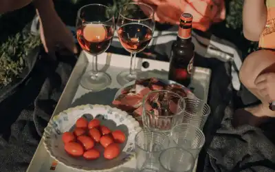 Copo de cerveja lager clara com espuma branca sobre fundo neutro