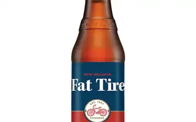 Garrafa New Belgium Fat Tire com rótulo azul, vermelho e bicicleta