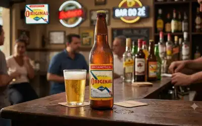 Garrafa e copo de Original Pilsen gelados sobre balcão de boteco