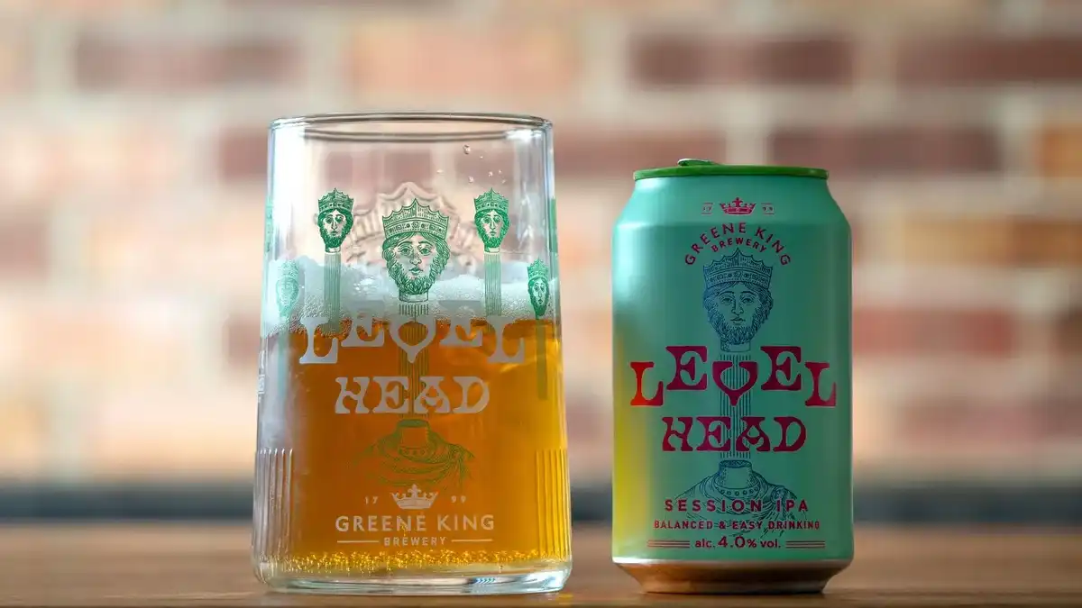 Copo de cerveja Session IPA dourada clara com espuma branca leve