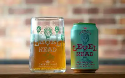 Copo de cerveja Session IPA dourada clara com espuma branca leve