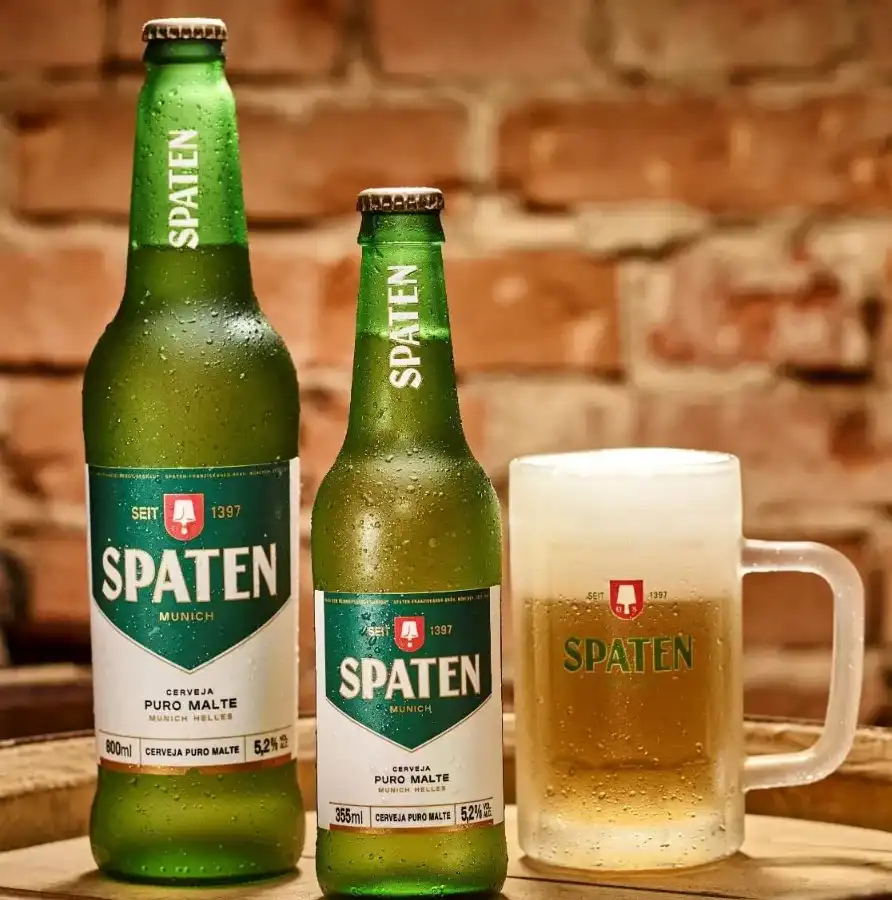 Garrafas Spaten München e caneca de chopp com condensação