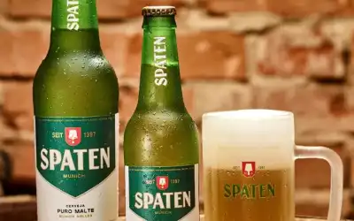 Garrafas Spaten München e caneca de chopp com condensação