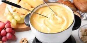 Receita de fondue de cerveja e queijo cheddar